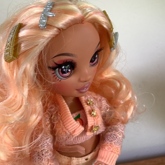 Rainbow High Georgia Bloom Doll - Picture 4 of 8